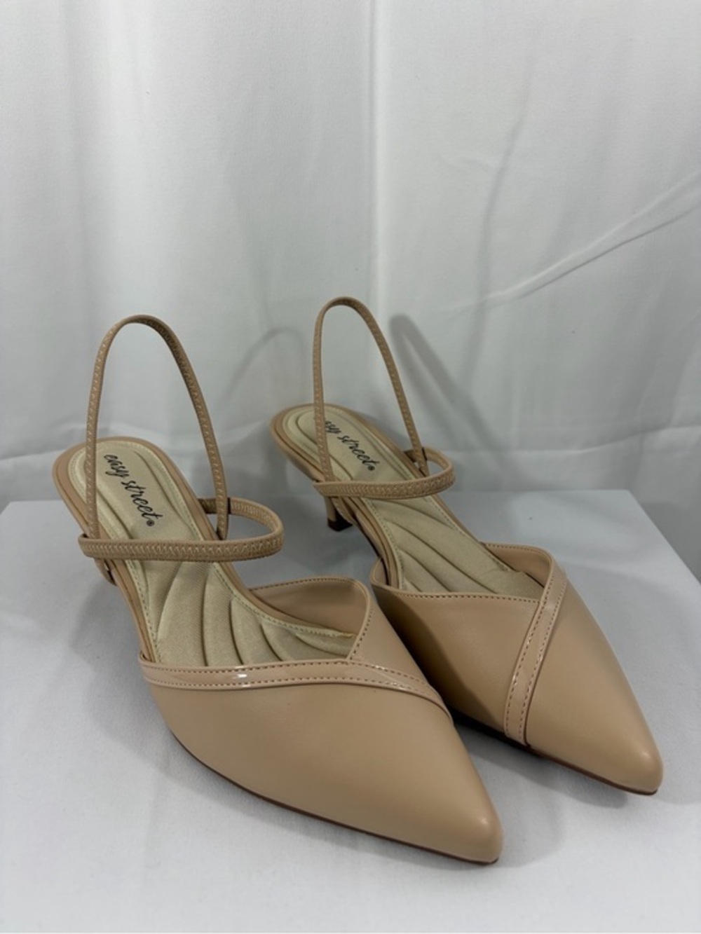 NWT Easy Street Women’s Size 9W Nude Classic Pointed Slingback Heels